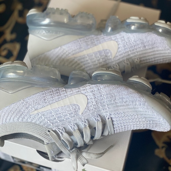 Women’s Nike AirVaporMax flynits - Picture 6 of 8